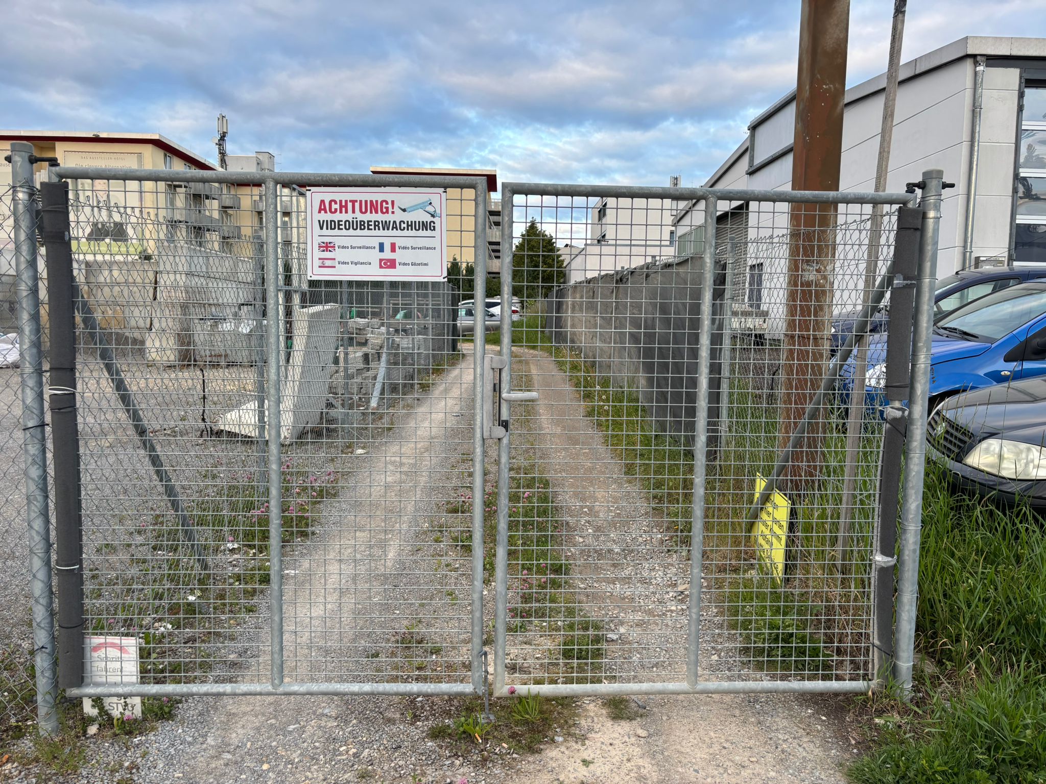 Supreme Parking Stuttgart – sicheres, eingezäuntes Gelände