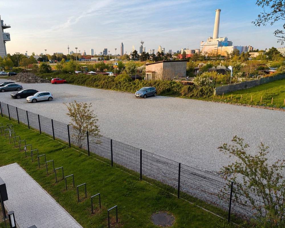 Skyline Parken Außenparkplatz P1 – Foto 1