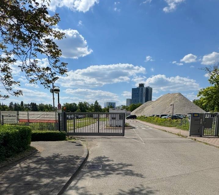 Parken am Flughafen Stuttgart – Foto 1